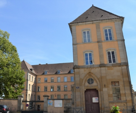 旧修道院と思われる建物の写真
