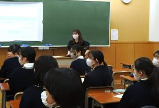 高３ 卒業生を招いての座談会