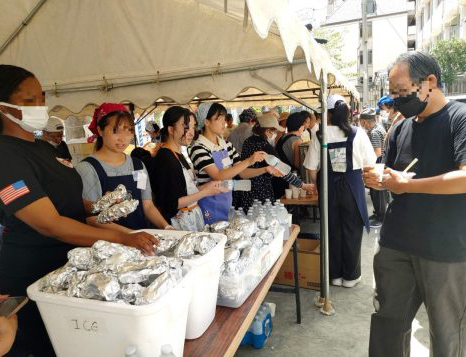 笑顔でカレーの炊き出し提供  ～高１夏の活動報告・第２弾～