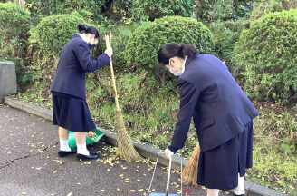 朝の落ち葉掃き