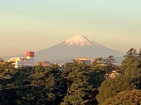 富士の山にも白い雪